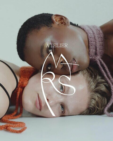 Tess Bozek fotografiert die Models Maria John🇹🇿 und Josie Ehlers für STUDIO MARS Kampagne - Hair & Makeup Emma BOMBOSCH c/o BIGOUDI, Styling Josepha Mars und Art Direction Studio Chardin Simon