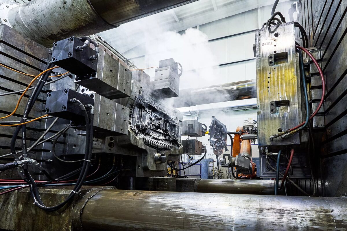 Space for innovation - <b>WOLFRAM SCHROLL</b> photographs for the internationally renowned mold maker <b>HECK + BECKER</b>
