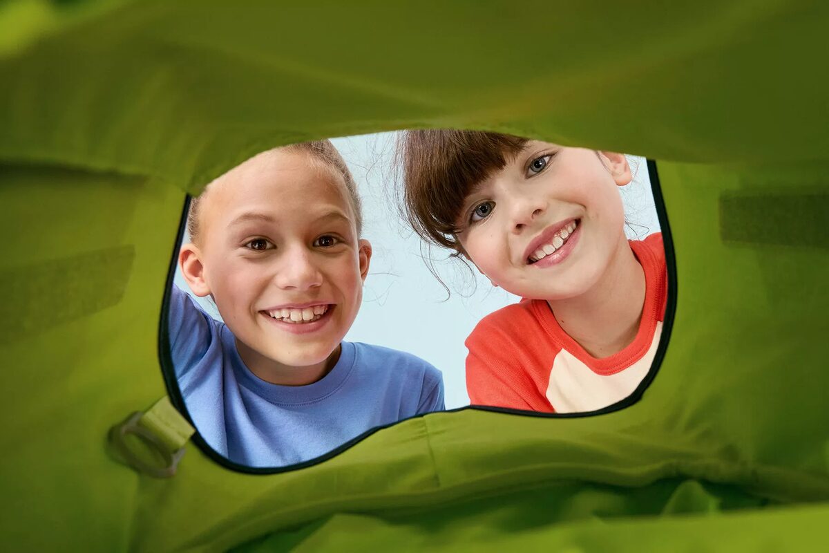 'Growing up together ...' - <b>Miriam LINDTHALER c/o UPFRONT Photo &amp; Film </b>photographs the <b>ERGOBAG campaign '25</b>