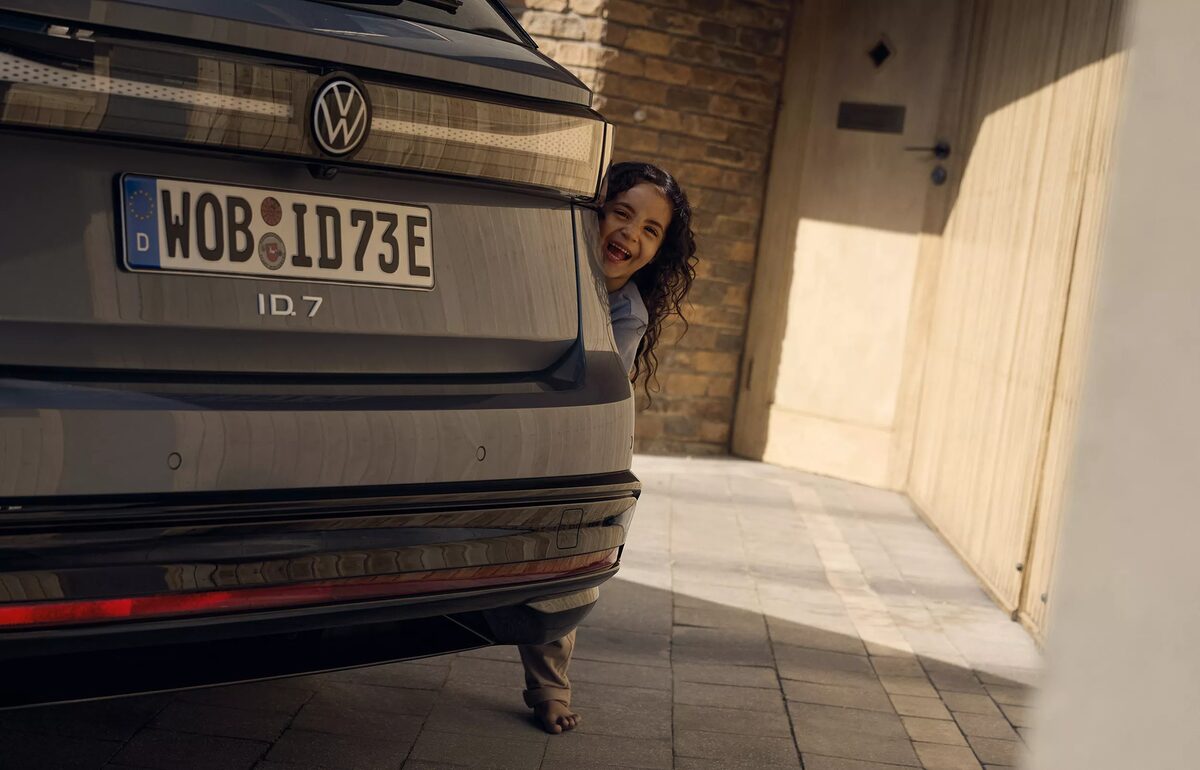 FRITHJOF OHM INCL. PRETZSCH fotografieren die Volkswagen ID. Family für DDB Voltage