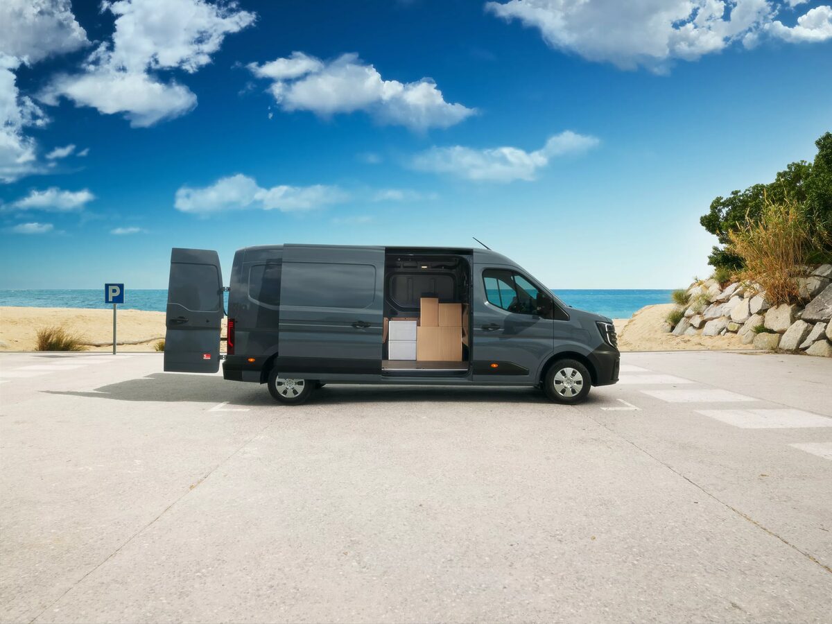 <b>SÉBASTIEN STAUB&nbsp;</b>photographs the new <b>NISSAN LCV series</b> in Barcelona