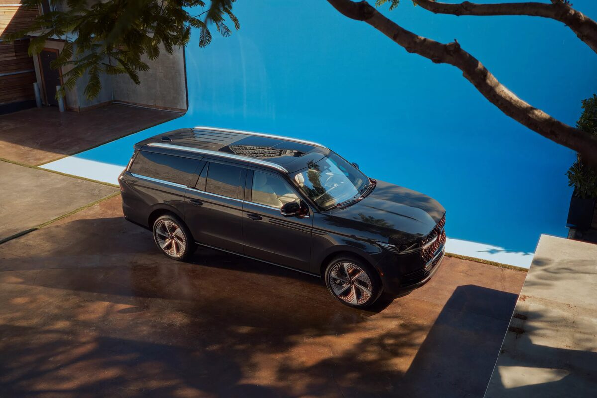 <b>Lars BORGES c/o EMEIS DEUBEL</b> staged the <b>LINCOLN NAVIGATOR</b> on location in Miami