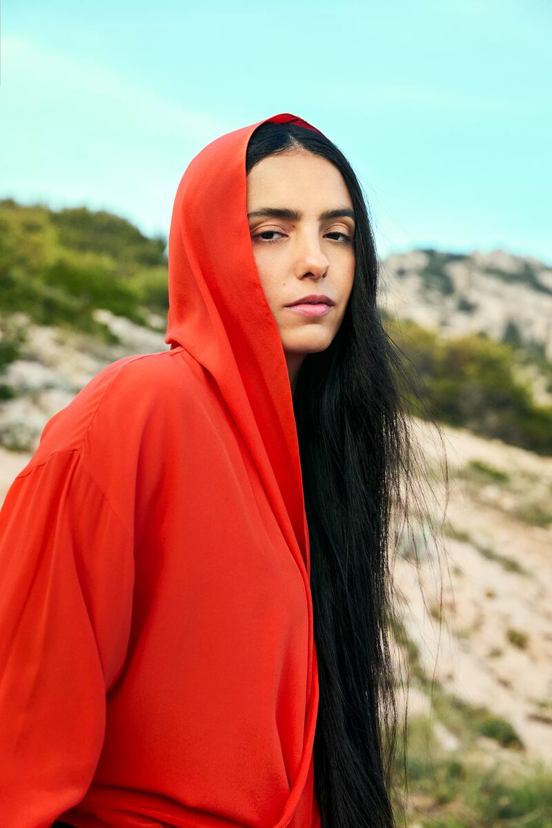 Camilla ARMBRUST photographs actress and acclaimed director <b>Hafsia Herzi for ELLE France</b> - post-produced by <b>RETOUCHED-STUDIOS</b>