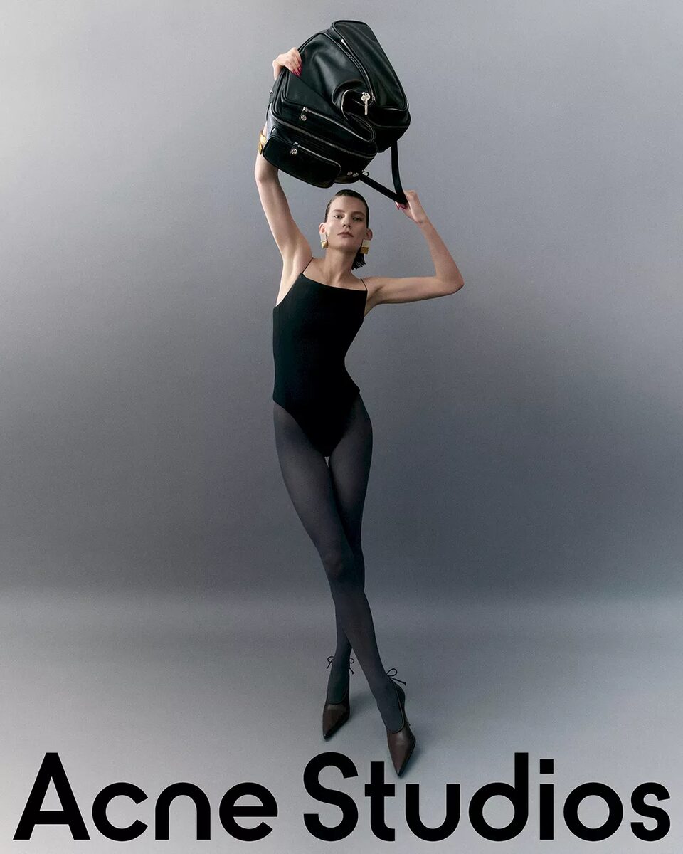 Die ACNE STUDIOS Camero Bag freut sich über Zuwachs: Herzlich Willkommen 'Hotel' und 'Party' - Teresa Ciocia c/o BIRD PRODUCTION fotografiert die ACNE STUDIOS Kampagne mt den neuen Taschen