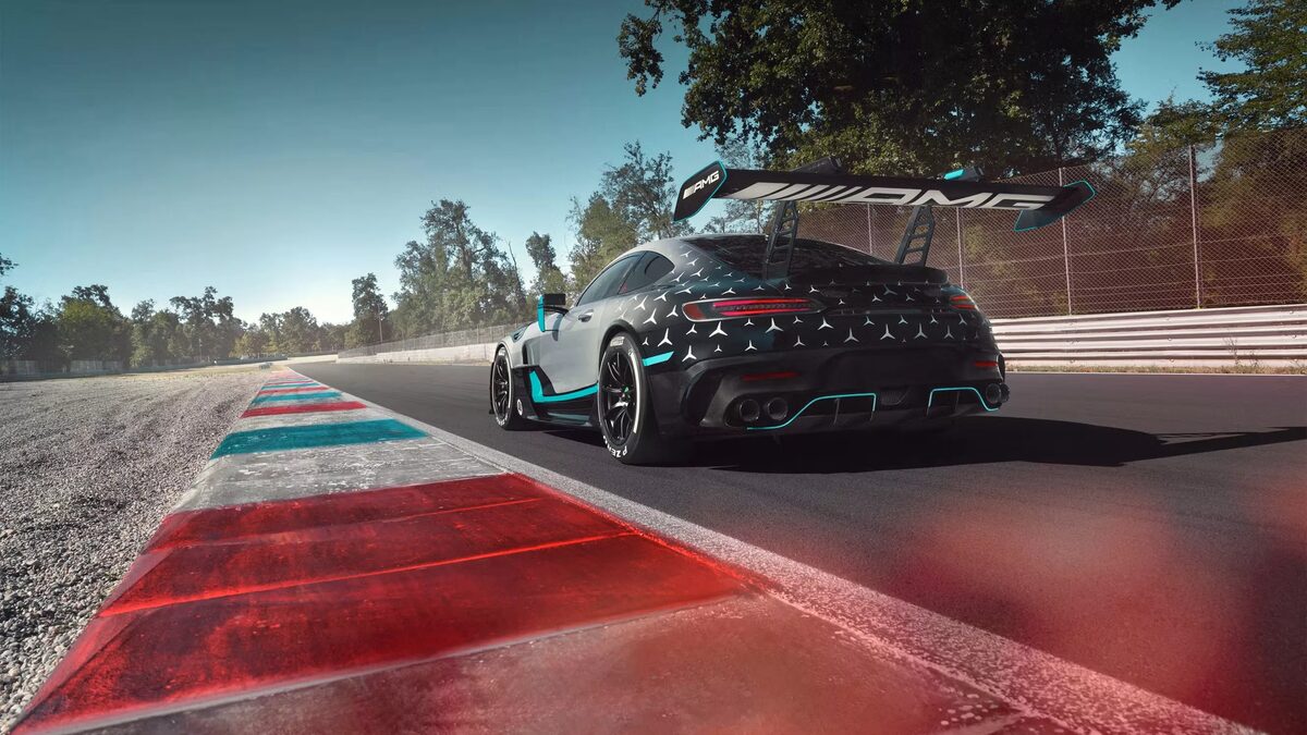 Justine Boltzek, Creative Director bei Banauten, präsentiert uns die Kampagnen für Mercedes-AMG GT2 Edition W16 und 'Iconic Centering' für das Mercedes-Benz Museum