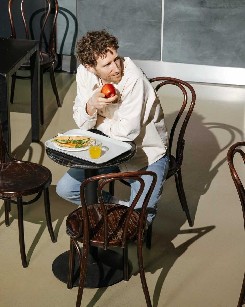 "If it gets too much, I'll just stop" - Alexandra Polina c/o JULIA WALDMANN portrays presenter Louis Klamroth for ZEIT Campus