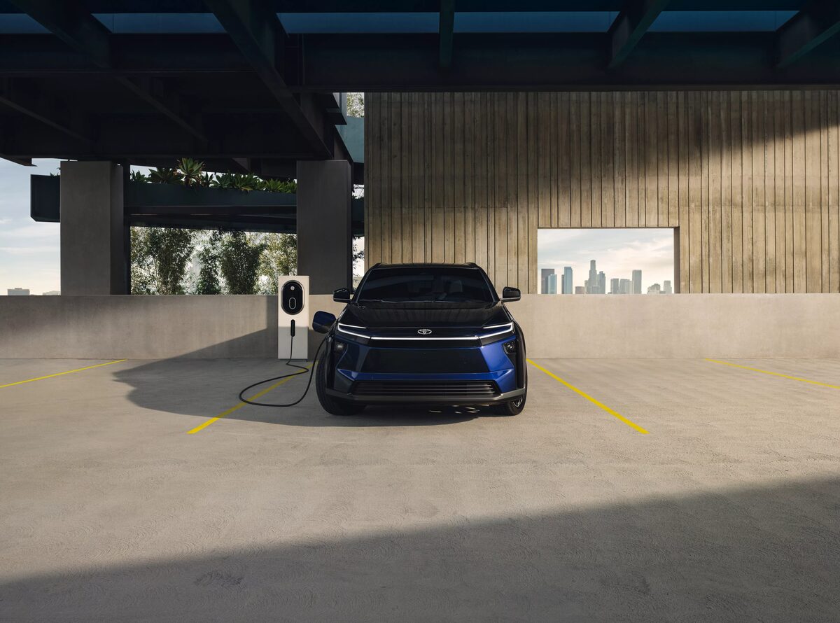 Elegantly electric - <b>SÉBASTIEN STAUB</b> photographed the launch campaign of the new<b> TOYOTA BZ 2025</b> for Saatchi &amp; Saatchi LA