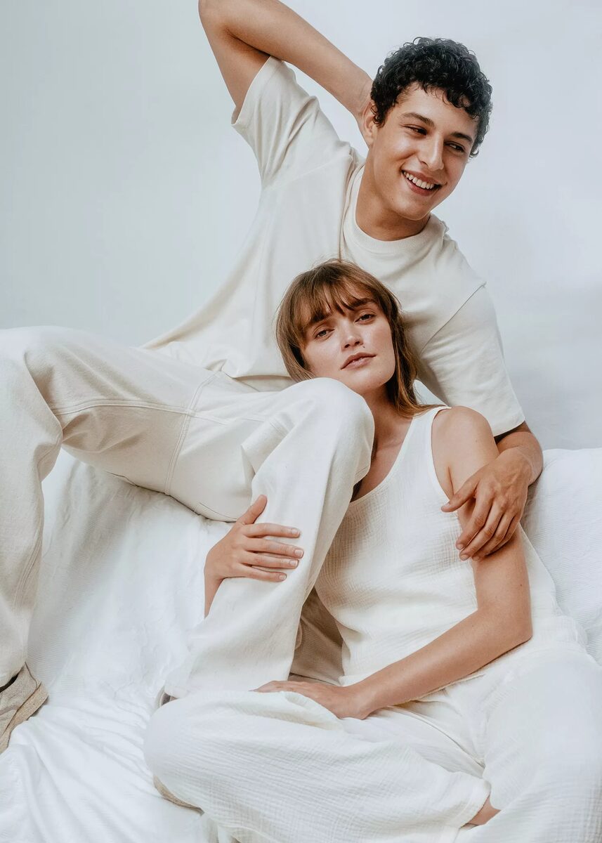 Christoph Klutsch fotografierte die <b>HESS NATUR</b> Frühjahr Sommer Kollektion 2025 - Styling by <b>Ariane LINDHORST c/o LIGAWEST</b>