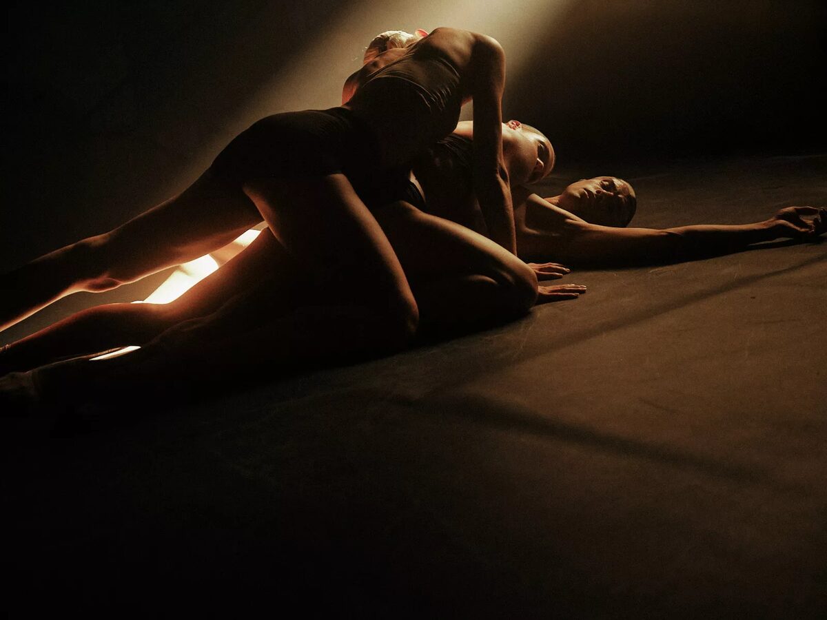 <b>I AM</b> campaign &amp; <b>BALLET SUR_REAL</b> Dance Company photographed by <b>Tobias SCHULT c/o EMEIS DEUBEL</b>