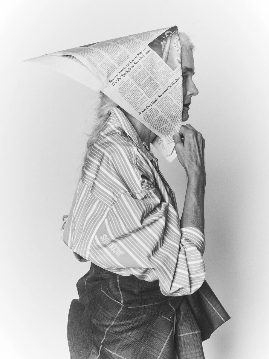 In the Studio with Julie and Kim - eine freie Arbeit von Ari Abramczyk c/o ALYSSA PIZER MANAGEMENT