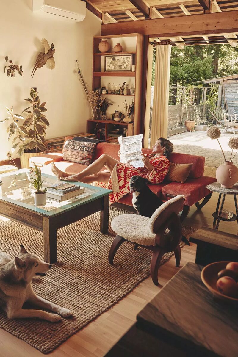 <b>ALYSSA PIZER MANAGEMENT</b>: 'Julie At Home' photographed by <b>Cheyenne Ellis</b>, the atmospheric home story for you on gosee.news