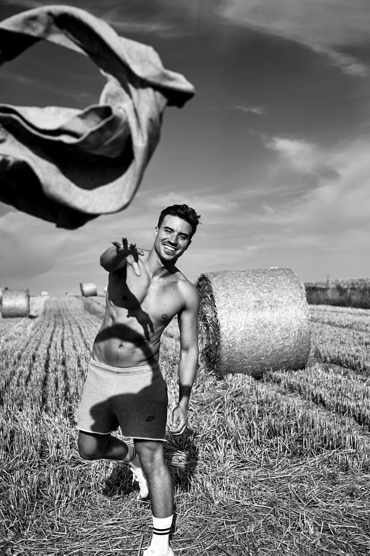Revisited&nbsp; : 'Lazy Morning' - die Outdoor-Strecke, fotografiert von <b>Benjamin KLAKOW c/o ANDREA HEBERGER</b>&nbsp;für das <b>FASHIONABLY MALE Online Magazin</b> featuring Male Model Ferdinand, für Dich auf gosee.news