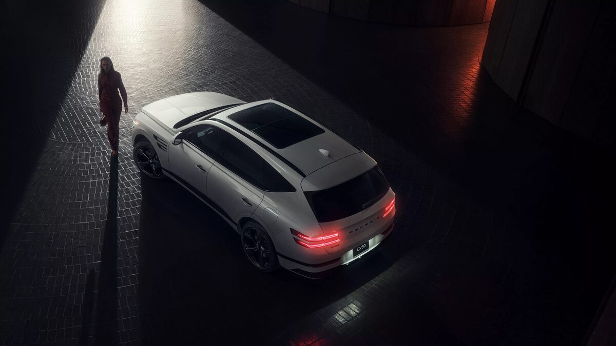 <b>HE &amp; ME</b> stage the <b>GENESIS Prestige-Black</b> luxury sedans for Innocean