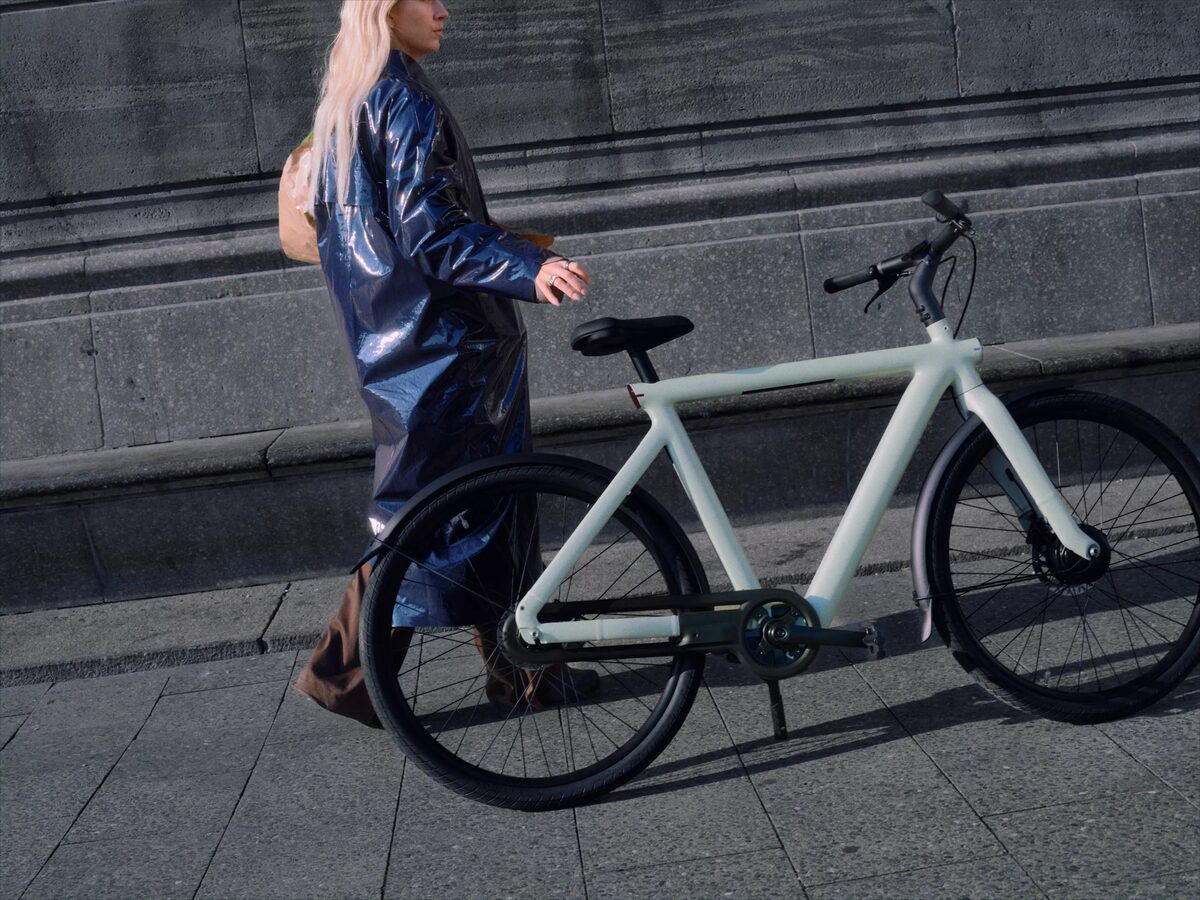 EMEIS DEUBEL : The KIA EV4 in a modern campaign, photographed by Matthew Jones -- PLUS: GLO Berlin, VANMOOF S6 E-Bike Campaign, Mercedes G-Class in Iceland, Life Time Campaign, Colin King x Chapter Mag
