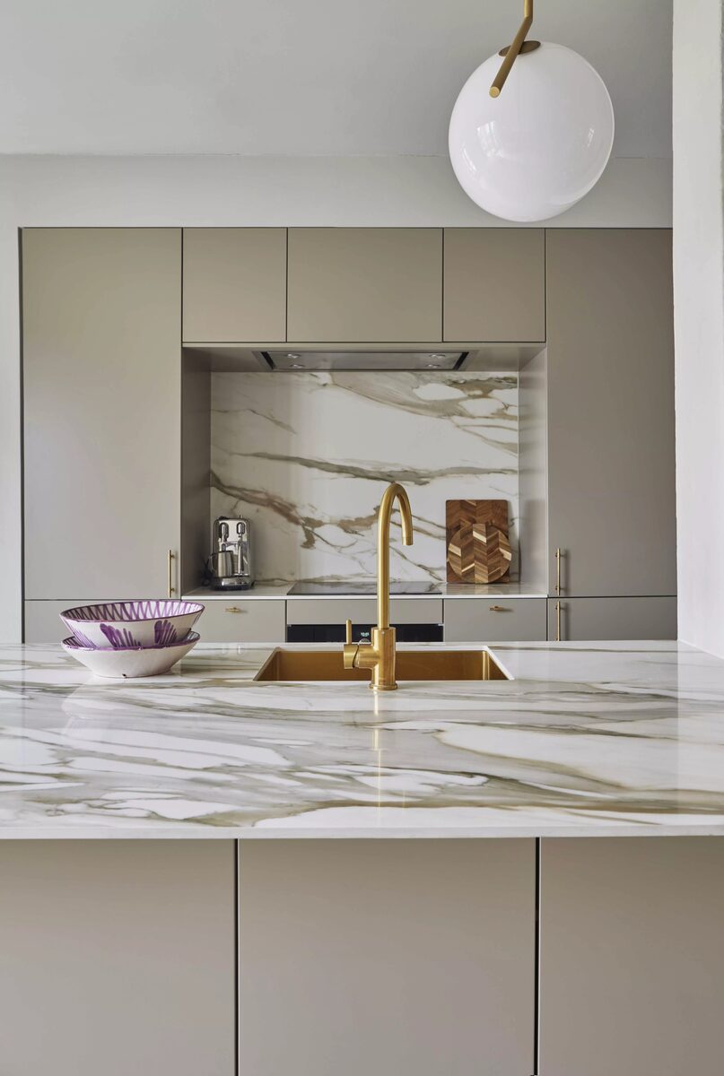 Lars Ranek photographs interiors for Børsen