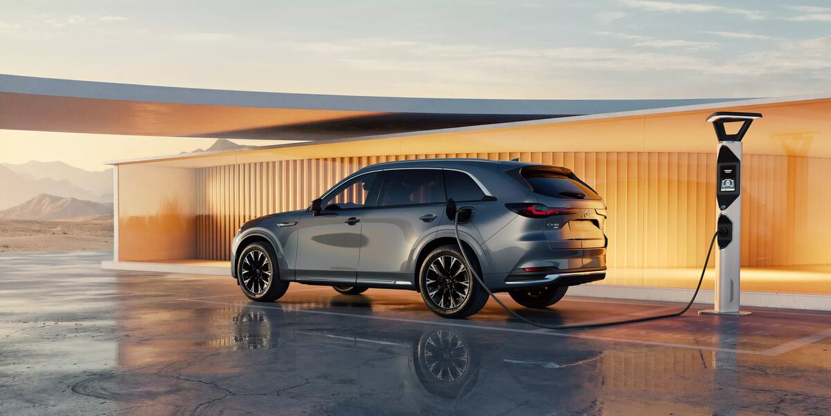 A CGI &amp; AI-Driven Beauty Project - Fixip Studio stages the Mazda CX-90