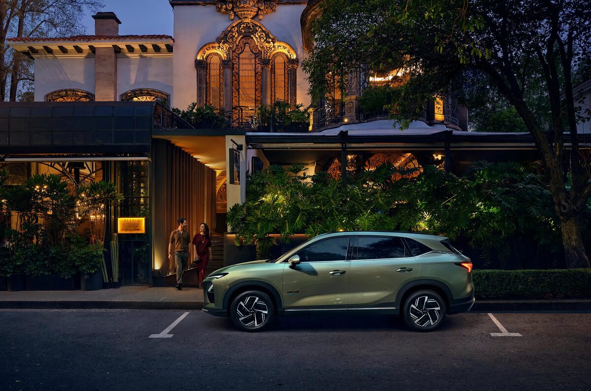 Together, let's drive - Jeff Ludes photographed again in Mexico City, this time creating a video in addition to the CHEVROLET Captiva campaign images