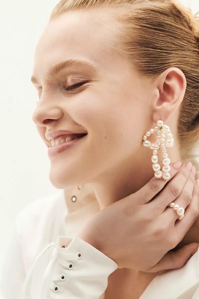 SARAH STORCH fotografiert Esther Lomb und filigrane Jewelry Pieces für STUDIO ENA