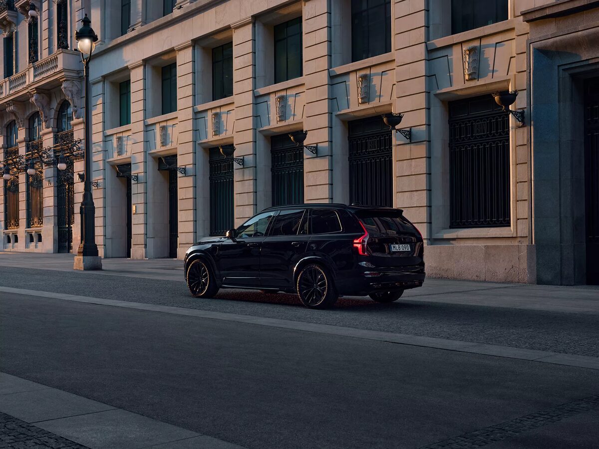 TIM ADORF photographs the VOLVO XC90 Black Edition for Forsman &amp; Bodenfors against an urban city backdrop