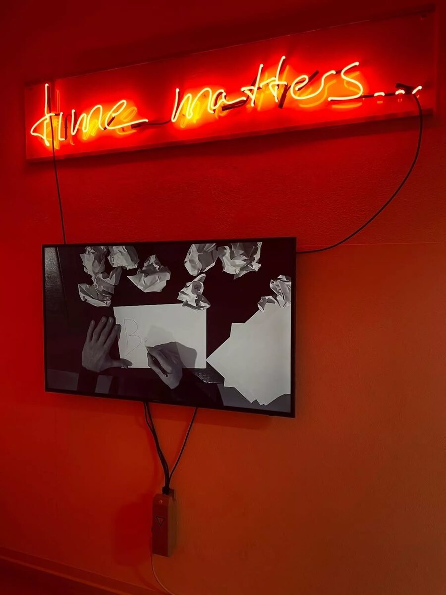 JAN KUCK – VA BENE SENZA RIDERE: Irony, neon, and the absurdity of our present
