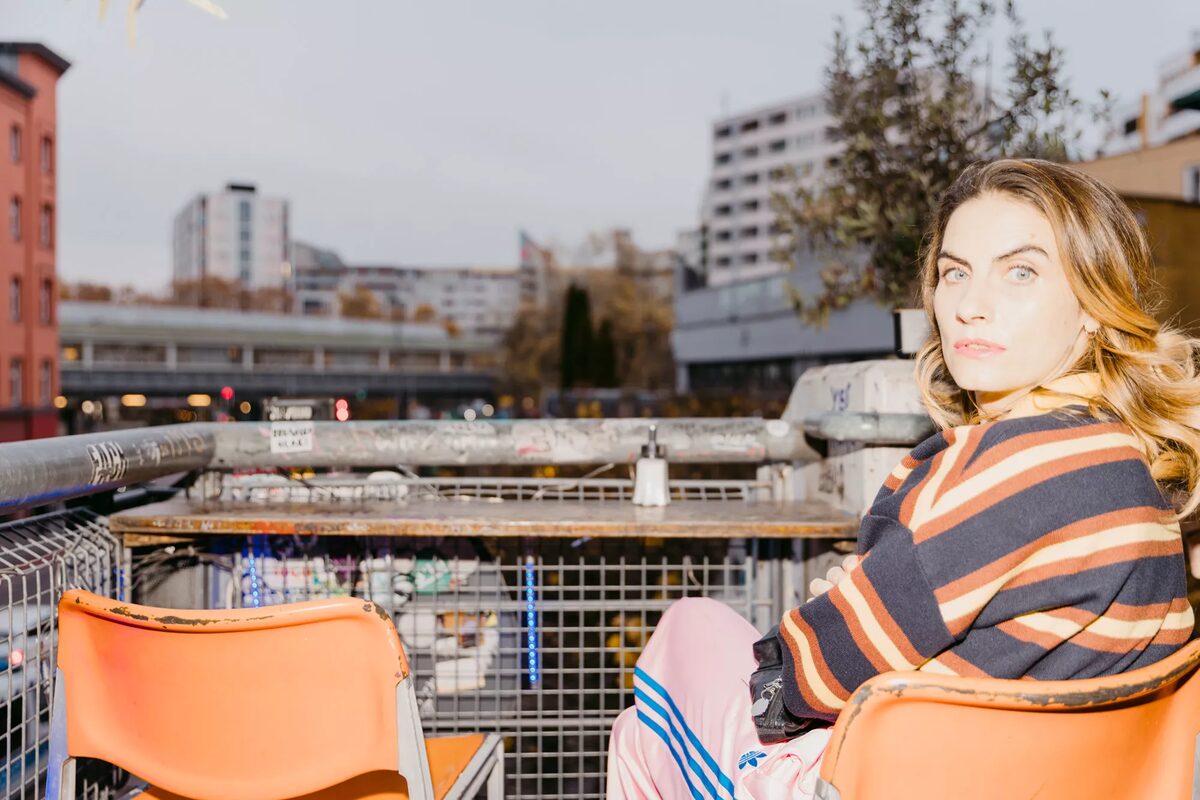 Schauspielerin, Regisseurin, Mutter und ausgebildeter Clown Samia Chancrin, portraitiert von Fotografin Meike Kenn