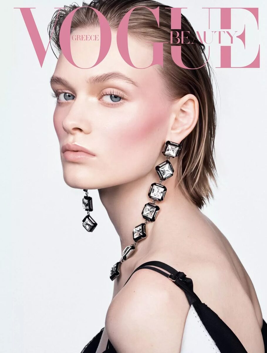 Model Daria Kazakova in der Beauty-Strecke der Mai '26 Ausgabe der VOGUE Greece - fotografiert von Nicolas Menu