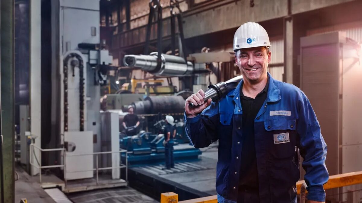 Heat, sparks, and tons of precision – Sichtplan photographed for the Gontermann Peipers employee magazine