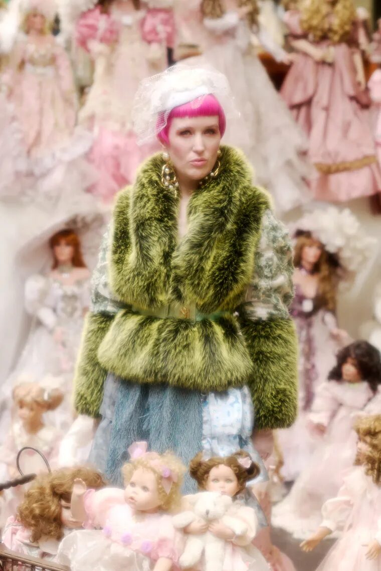 'Porcelain dreams wrapped in velvet sighs' - das Kunstprojekt von Fotografin Anja Wurm und Model und Stlyistin Sara Strehle, fotografiert im Brockito Puppen, Zürich