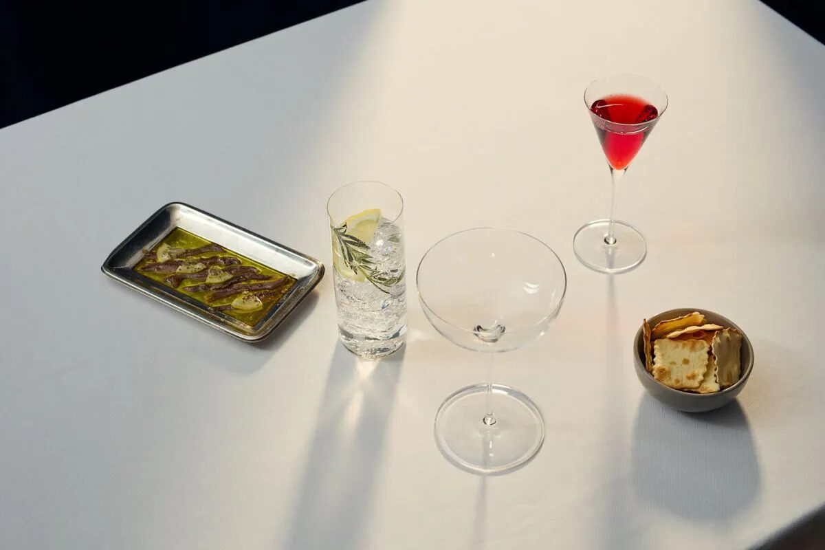 Studio Likeness photographs for Stölzle Lausitz – modern glass culture with an editorial aesthetic