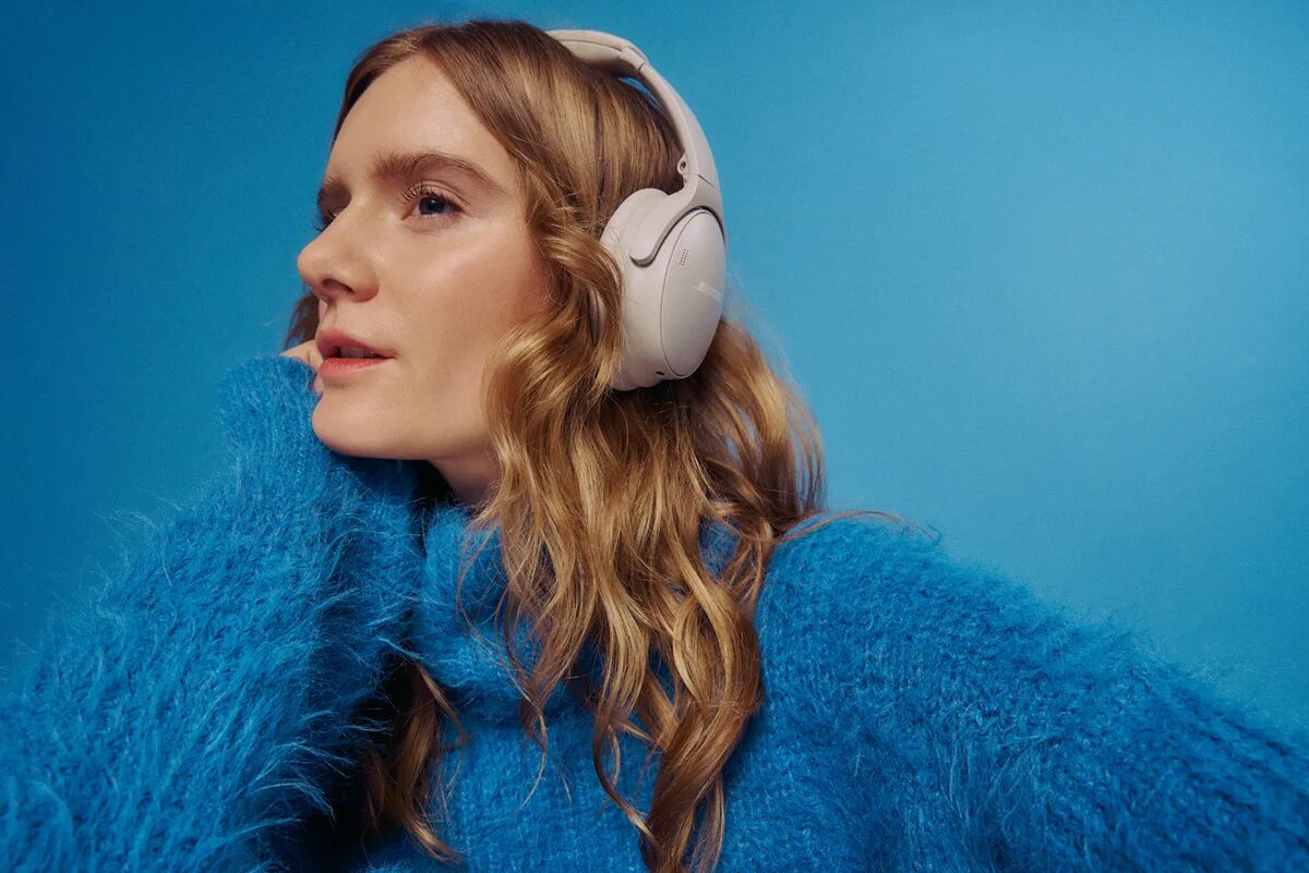 Blue Blues - a personal project by photographer Lara Baumberger featuring Bose QuietComfort Ultra Wireless Noise-Cancelling Headphones