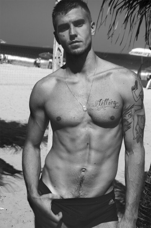 <b>Brasilândia by Lope Navo</b> : vast beaches, gorgeous women and toned men. Eye candy served as a summer appetiser and out soon as a book.