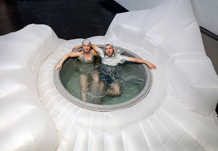 Helsinki, Welthauptstadt des Designs 2012, präsentiert die Design & Art Ausstellung "The Camouflage" mit avantgardistischen Ansätzen und Hutmode aus Norwegen