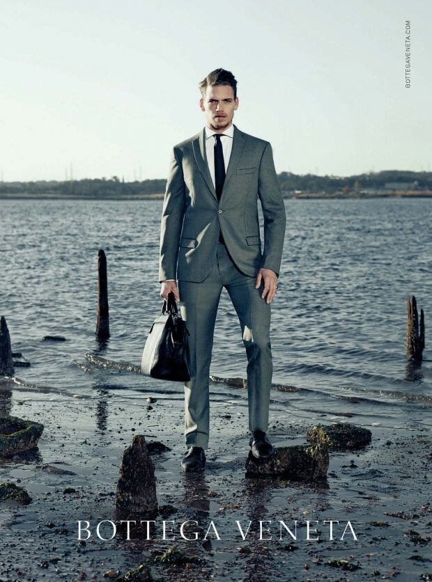 Mark COX an Wasser und zu Land in der F/S 2014 Kampagne des Labels BOTTEGA VENETA