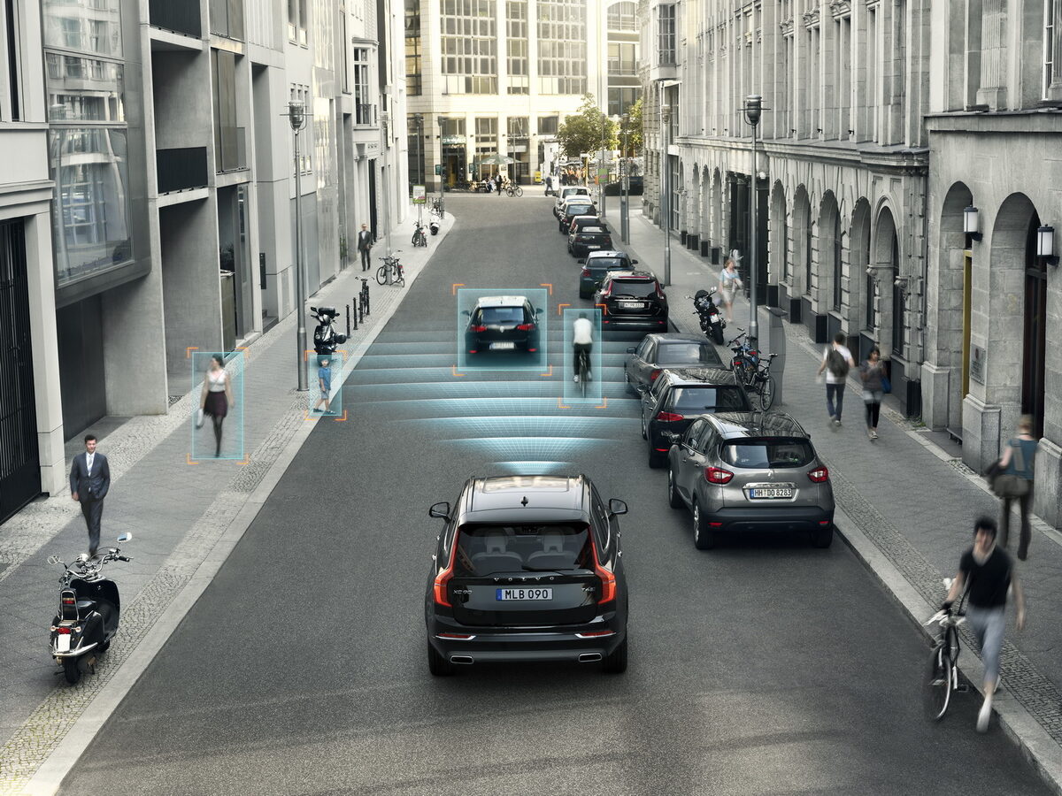 VOLVO presents the XC90, which always keeps an eye on the street in traffic. Production and location scouting by Claas Cropp