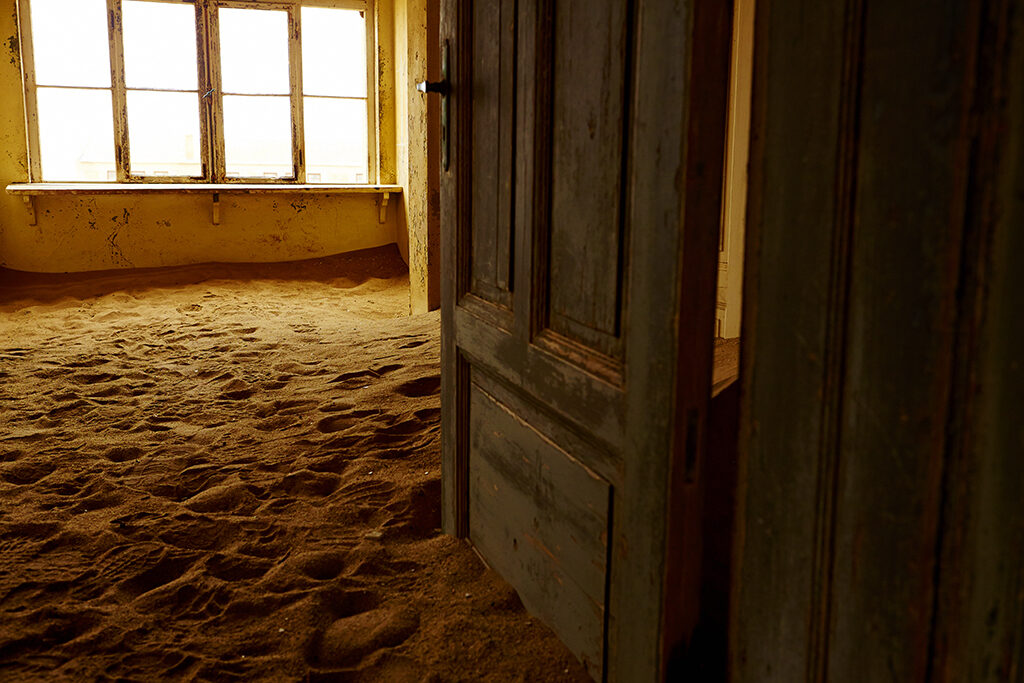 From Botswana to Namibia - <b>Beatrice HEYDIRI</b> documents 'Desolate Places'