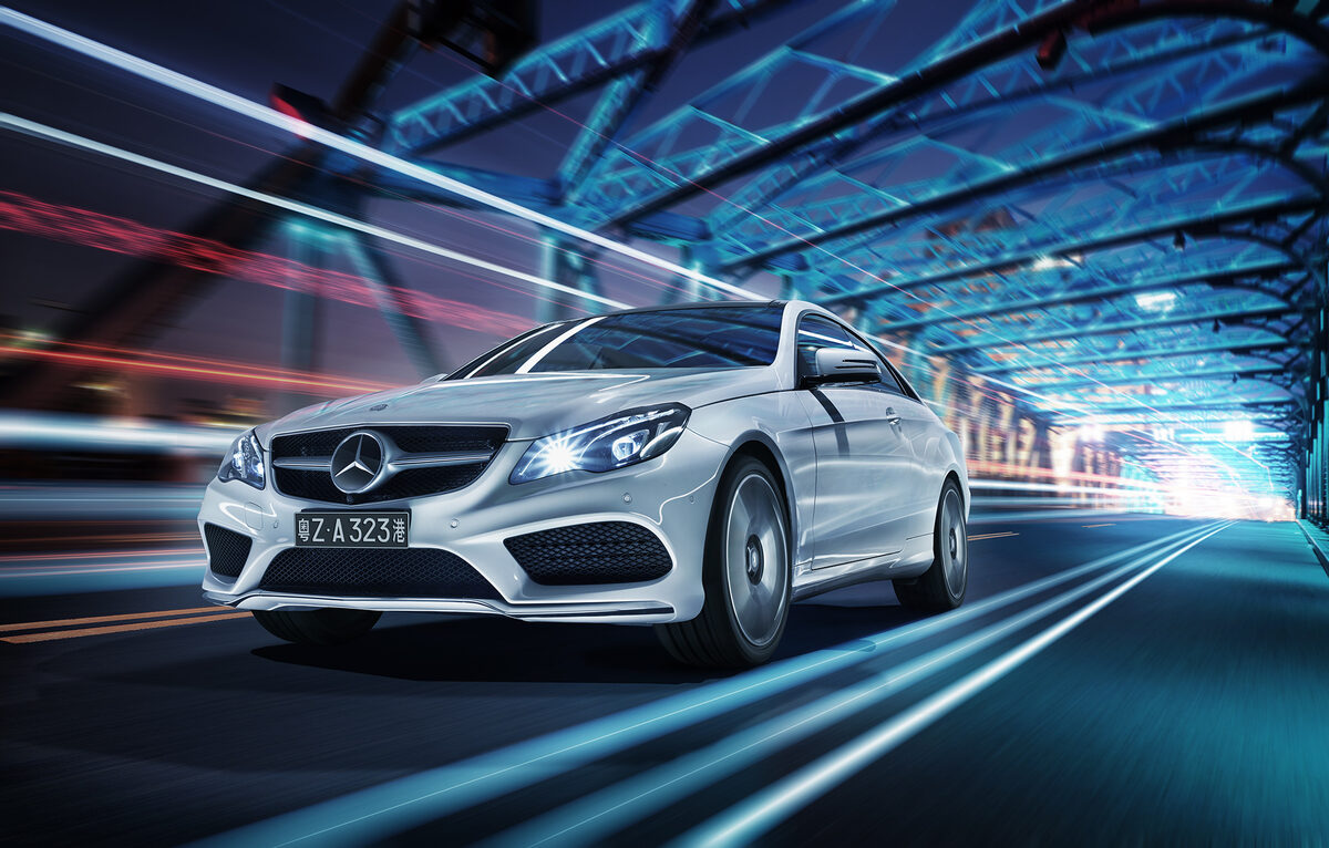 Transportation-Spezialist DARREN CAPP betont die sportliche Eleganz des neuen MERCEDES-BENZ CLS 250 beim Shoot in Shanghai und Hong Kong