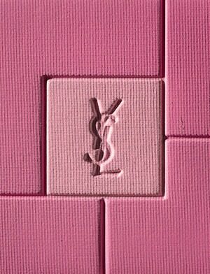 Beauty-Powder power in ELLE, precisely photographed by Henrik BONNEVIER