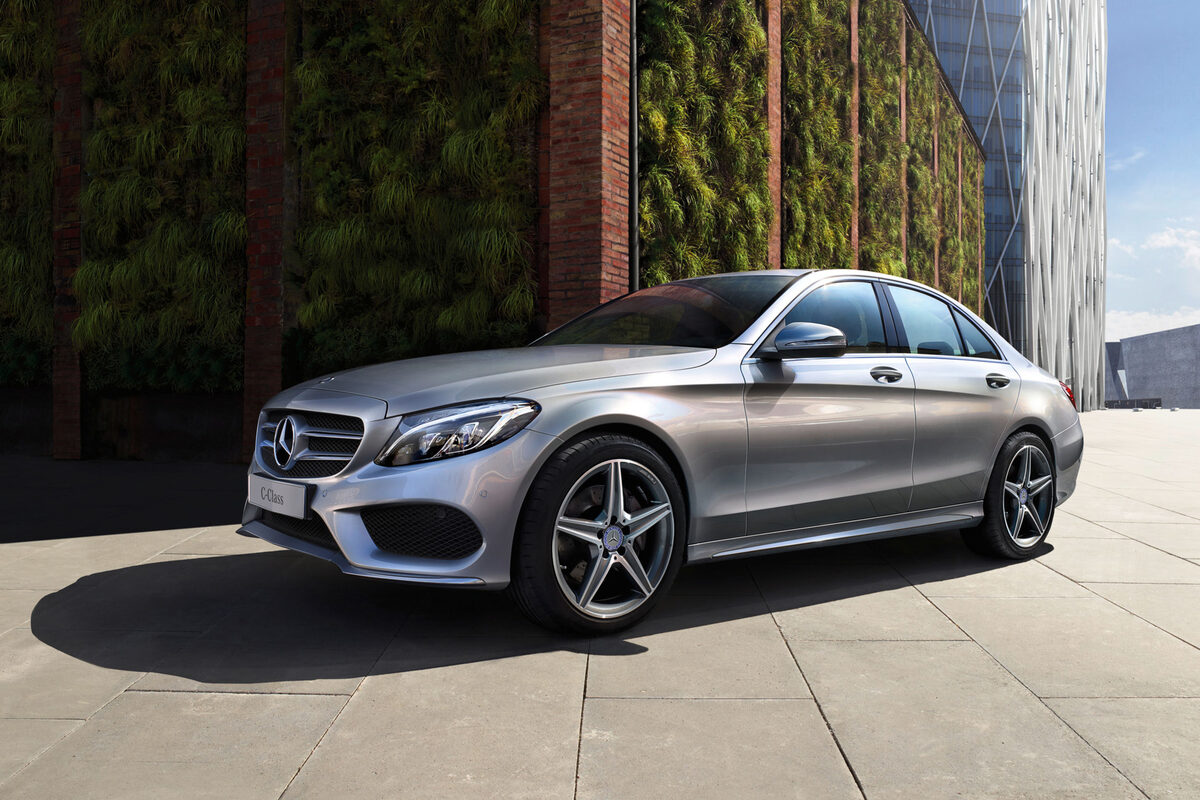 Jan FRIESE fotografiert MERCEDES BENZ C-Klasse Kampagne im urbanen Raum in Barcelona