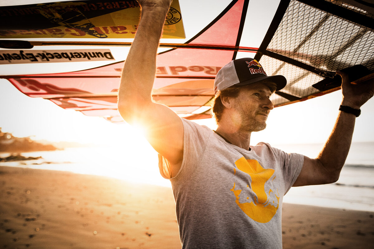 Manuel Ferrigato fotografiert Surfer Legende Bjørn Dunkerbeck für REDBULL auf Gran Canaria und eine Outdoor Strecke für AUDI