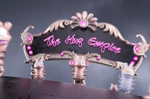 Welcome to the 'Hug Empire'! <b>NIKOPICTO</b> c/o ANALOG/DIGITAL with new animal animation on GoSee