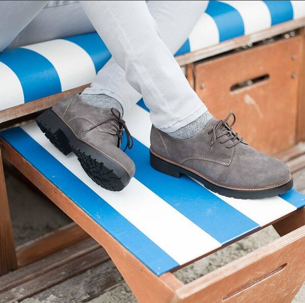 PRODUCTION WORLD : produces in Hamburg and St. Peter Ording for DEICHMANN and is proud of successful set construction for the art calendar “Creation and Perfection” from ABRAMS PREMIUM STAHL
