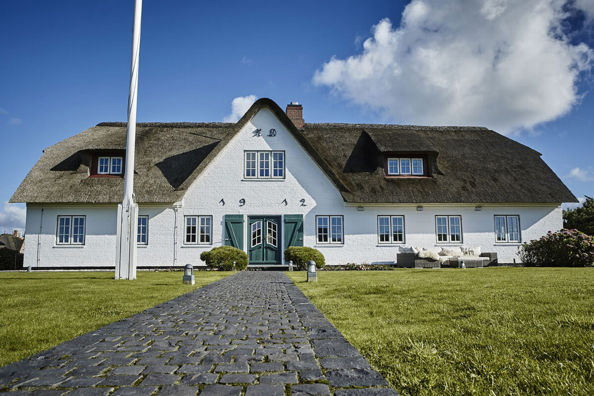 ASTRID M. OBERT : photographs marine looks for BURDA STYLE, M. ASAM BEAUTY, MINX FASHION campaign and the dreamlike location ULI'S HOUSE on the island of SYLT