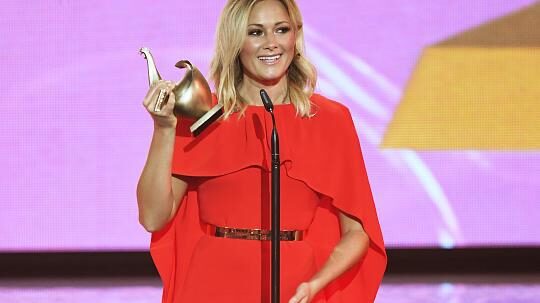 Gold-Styling für "die Frau in Rot" Helene Fischer bei der GOLDENE HENNE 2016 von <b>Josef STOCKINGER c/o LES ARTISTS</b>