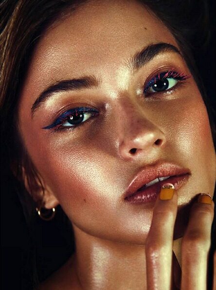 'Laid Bare' - Model <b>Victoria PLUM c/o LOUISA MODELS </b> in der ELLE Indonesia, die Beauty-Shots verabreichte Fotograf Albert Wolf