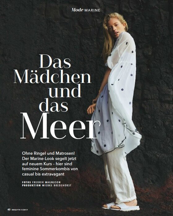 'Das Mädchen und das Meer' - QUINTA c/o LOUISA MODELS in Marine-Mode im BRIGITTE Magazin, die Fotos von Fredrik Magnuson