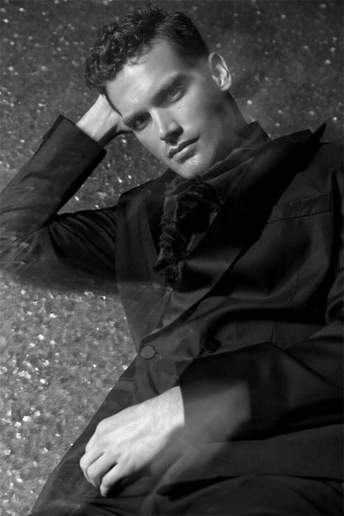 Male Model <b>Sean HARJU c/o LOUISA MODELS</b> in der GQ Russland 'Fashion Icon'-Ausgabe F/S 2017, fotografiert von Arnaldo Anaya Lucca, zwei Motive für Euch auf GoSee
