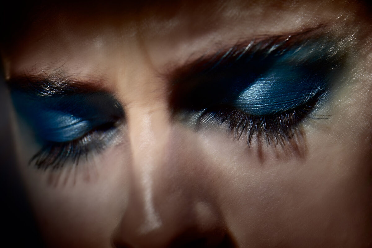 'Don't even think about it' düster-glamouröse Beauty-Strecke von Bernd OTT im SALVE MAG