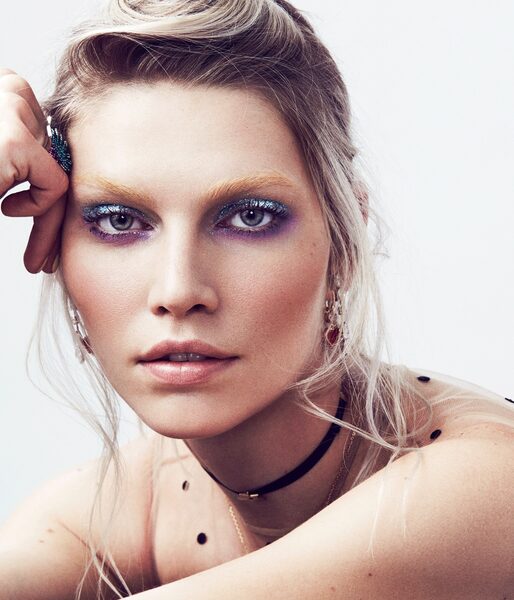 Die schöne Brasilianerin Aline Weber im Pastel-Beauty-Special der VOGUE MEXICO Januar '18 - Fotos <b>Mikael Schulz c/o LUNDLUND</b>