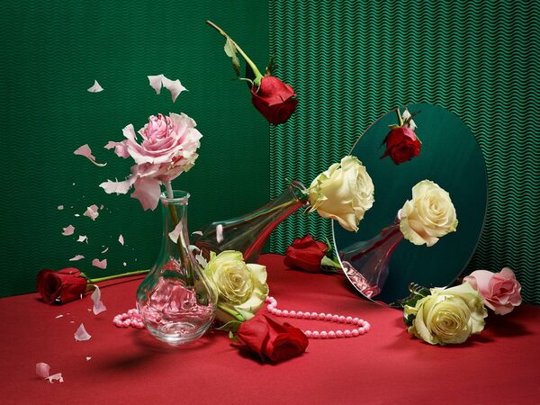 'Broken Heart' - a pretty short love story by <b>Paloma Rincon c/o COMMON ERA</b> with the help of liquid nitro and high-speed photography