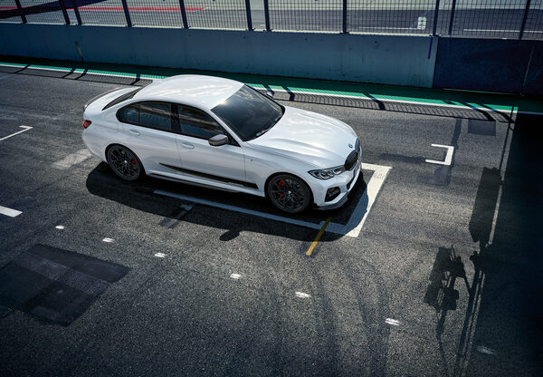 <b>Stefan Reeh</b> photographs the BMW 3 Series plus a wheel and tire campaign with the BMW X5 for the agency Hillert &amp; Co.